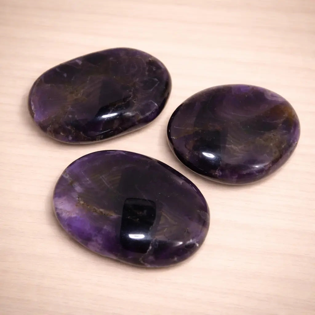amethyst-edelstein-scheibenstein-dunkel-handschmeichler-entspannung-massage-chakra-seelensteinchen