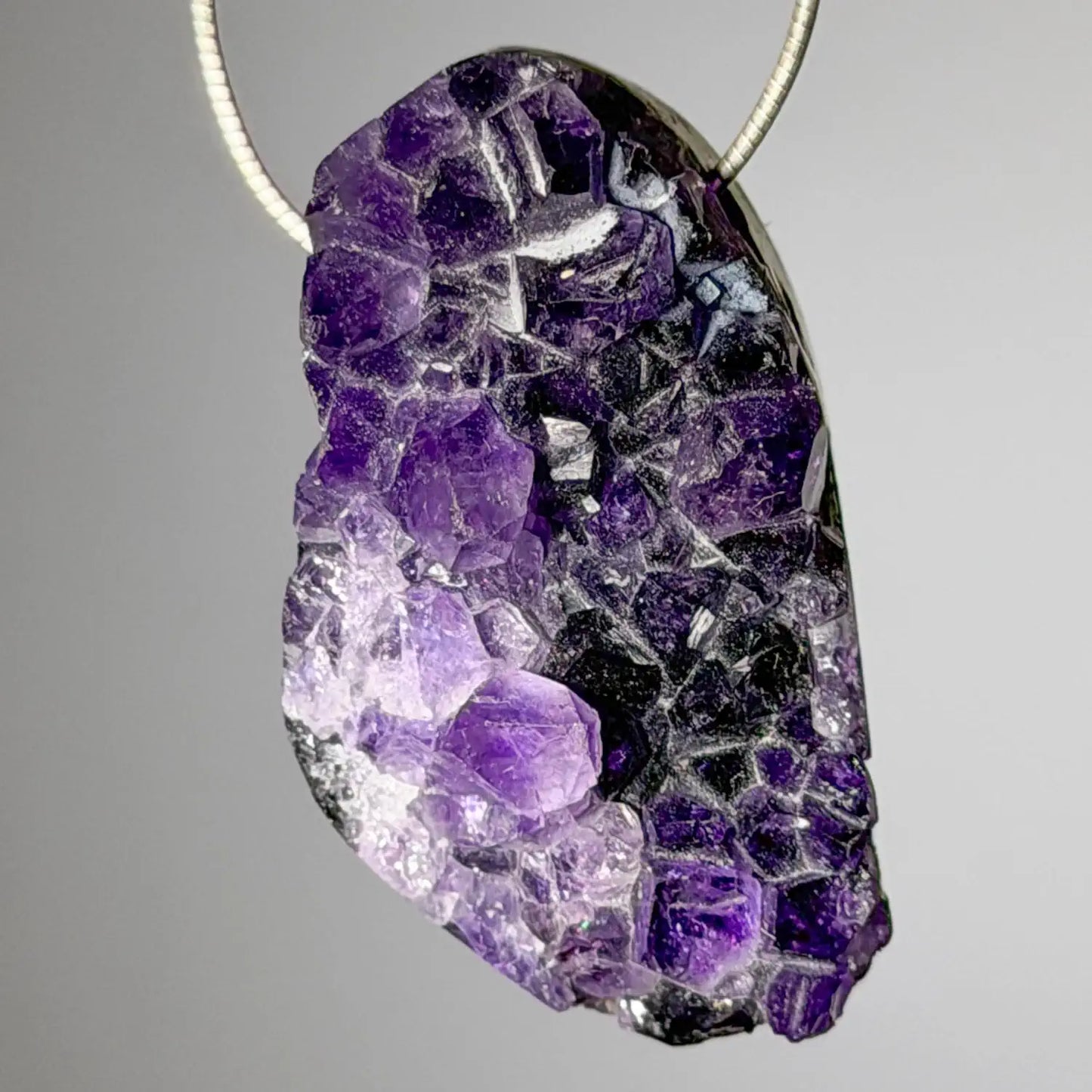 amethyst-edelstein-trommelstein-schmuck-ketten-anhaenger-heilstein-010726