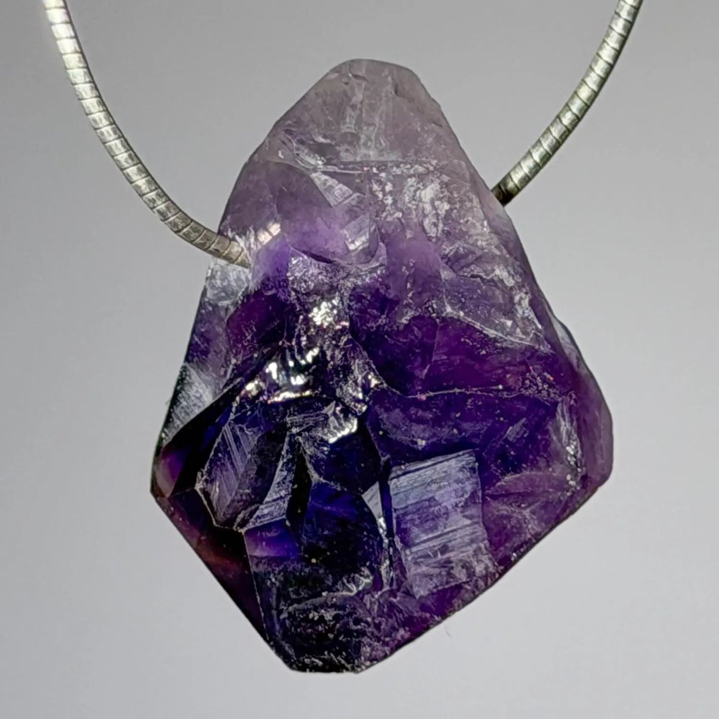 amethyst-uruguay-edelstein-schmuck-ketten-anhaenger-heilstein-trommelstein