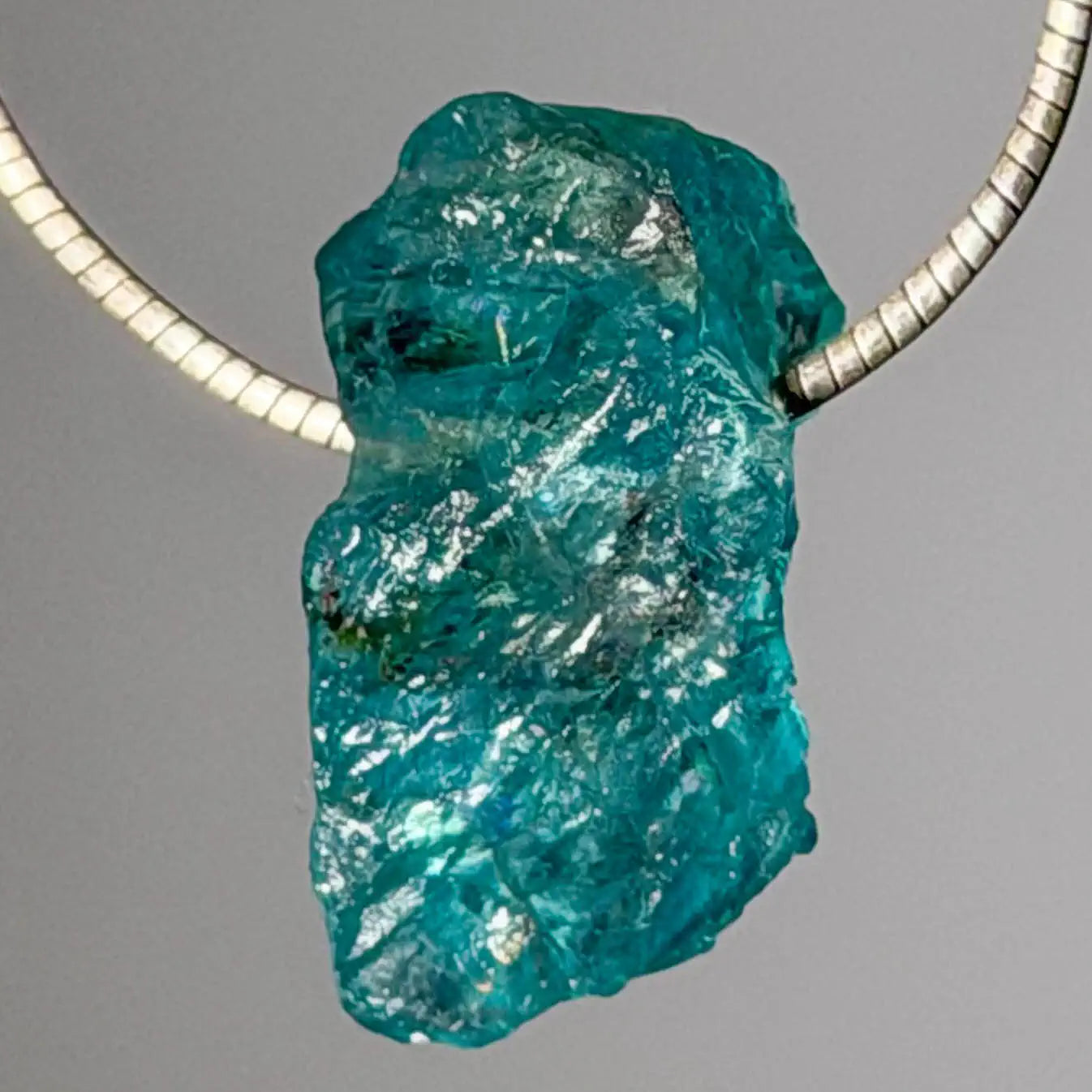 apatit-edelstein-trommelstein-schmuck-ketten-anhaenger-heilstein-010726-3