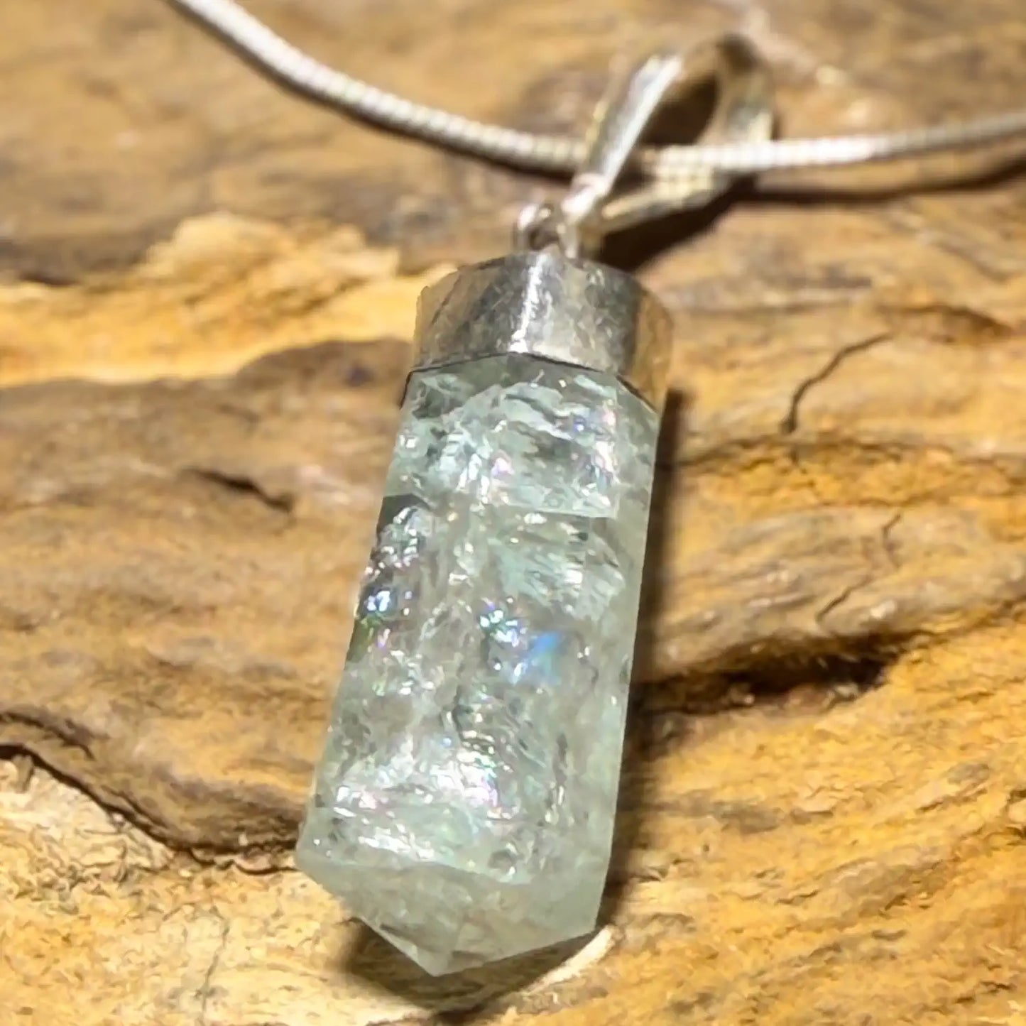 aquamarin-edelstein-schmuck-ketten-anhaenger-heilstein-kristall-210726