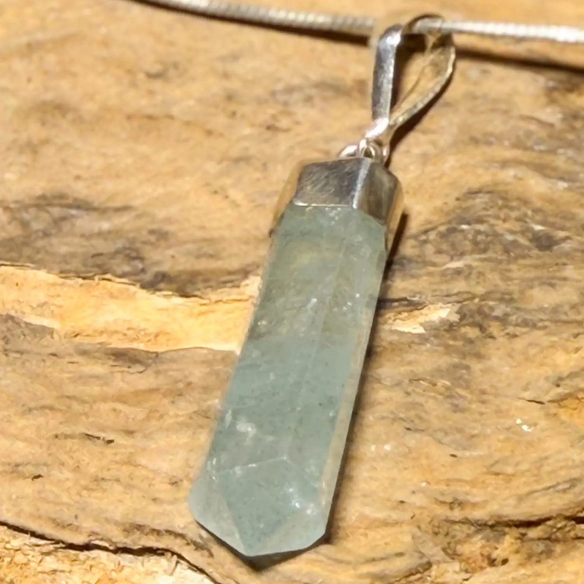 aquamarin-edelstein-schmuck-ketten-anhaenger-trommelstein-heilstein-seelensteinchen-120626