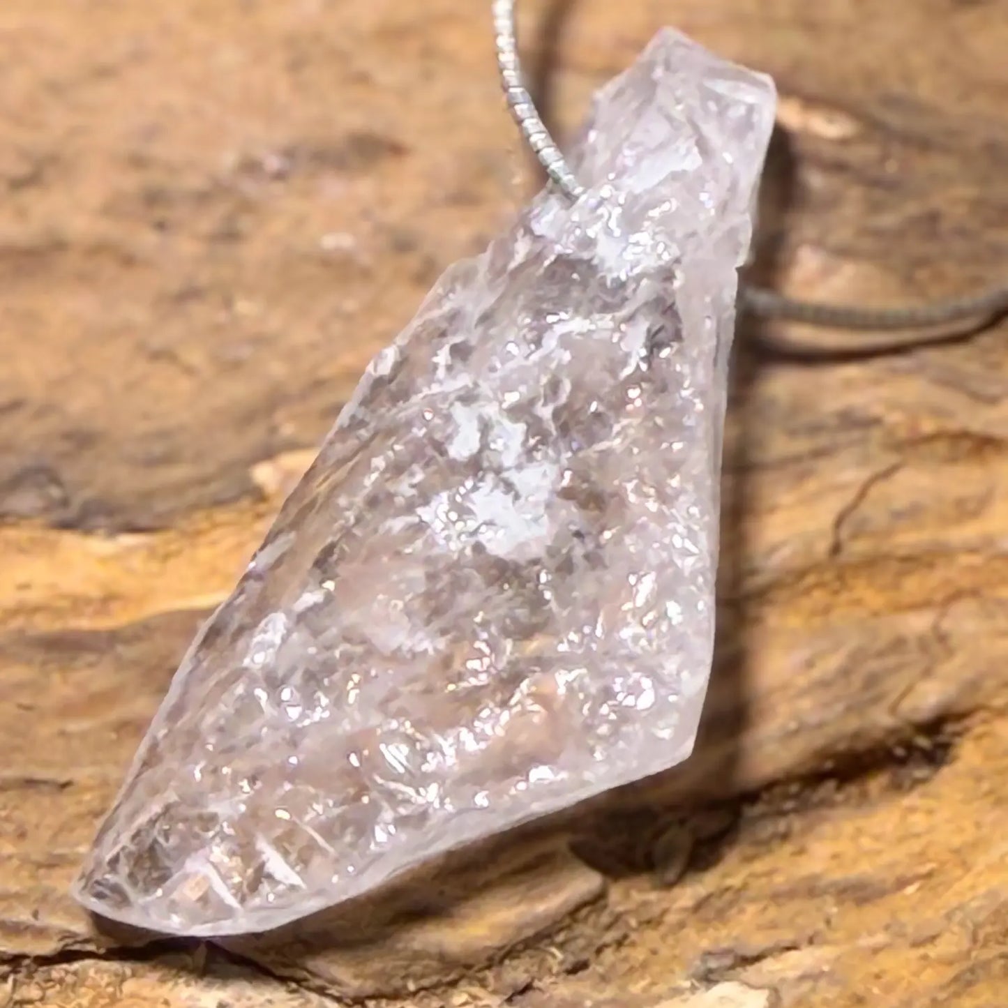 bergkristall-edelstein-schmuck-ketten-anhaenger-trommelstein-seelensteinchen