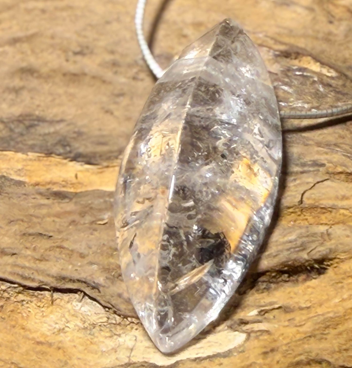 bergkristall-edelstein-trommelstein-heilstein-schmuck-ketten-anhaenger-220826