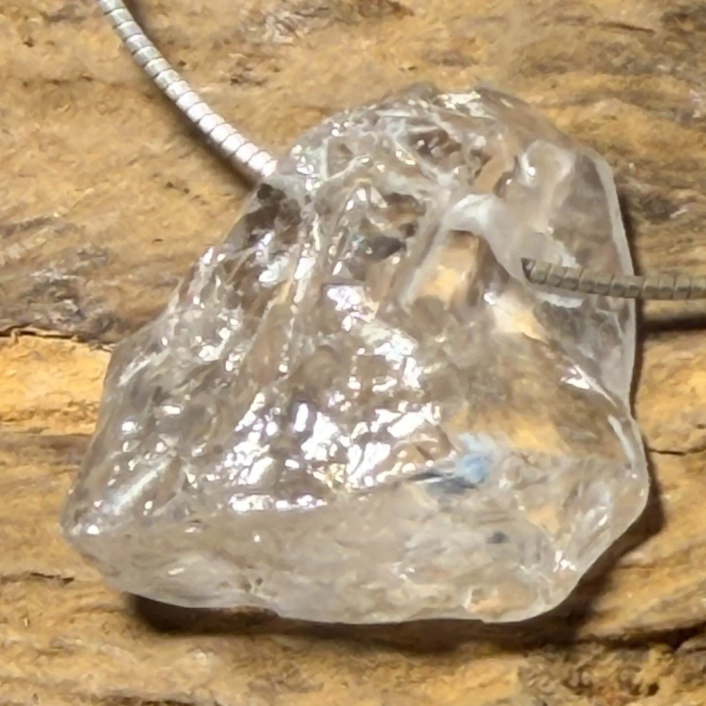 bergkristall-edelstein-trommelstein-schmuck-ketten-anhaenger-heilstein-200726