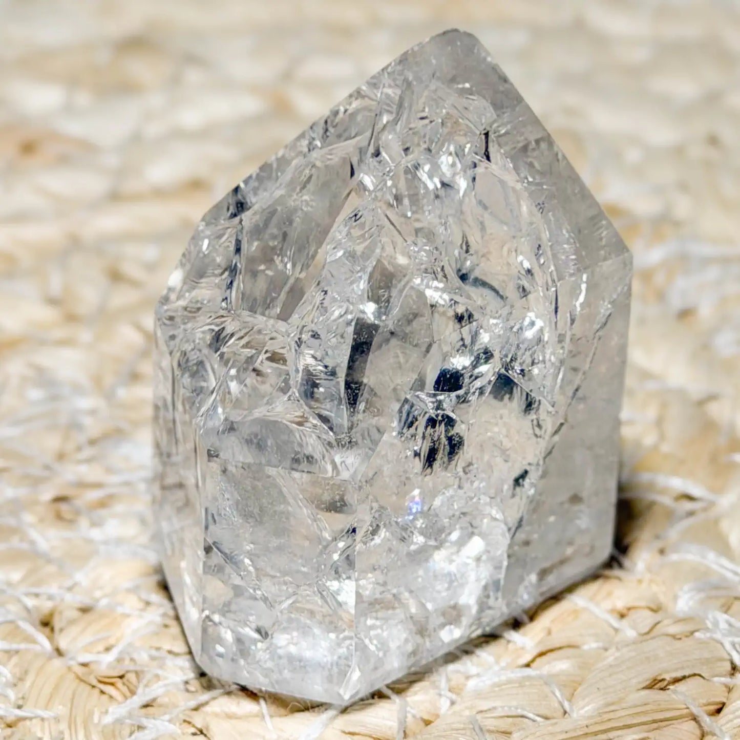 bergkristall-spitze-edelstein-handschmeichler-mineralien-heilstein-massage-wellness-200726-2