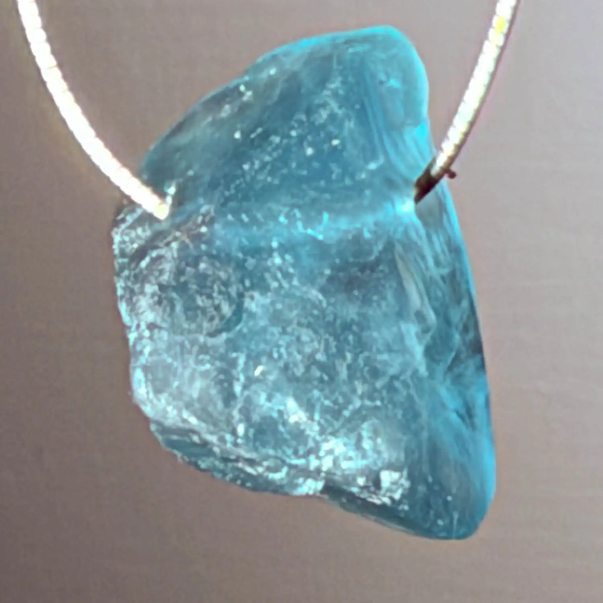 blauer-fluorit-edelstein-schmuck-ketten-anhaenger-heilstein-061026-4