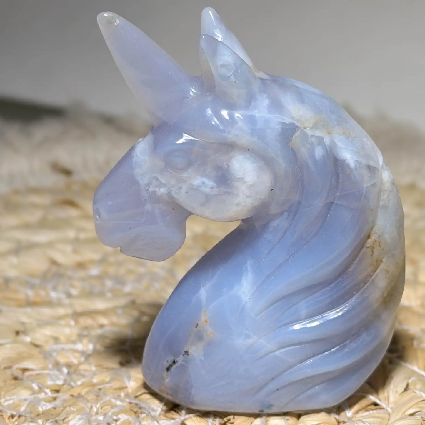 chalcedon-einhorn-gravur-edelstein-handschmeichler-massage-seifenstein-020726