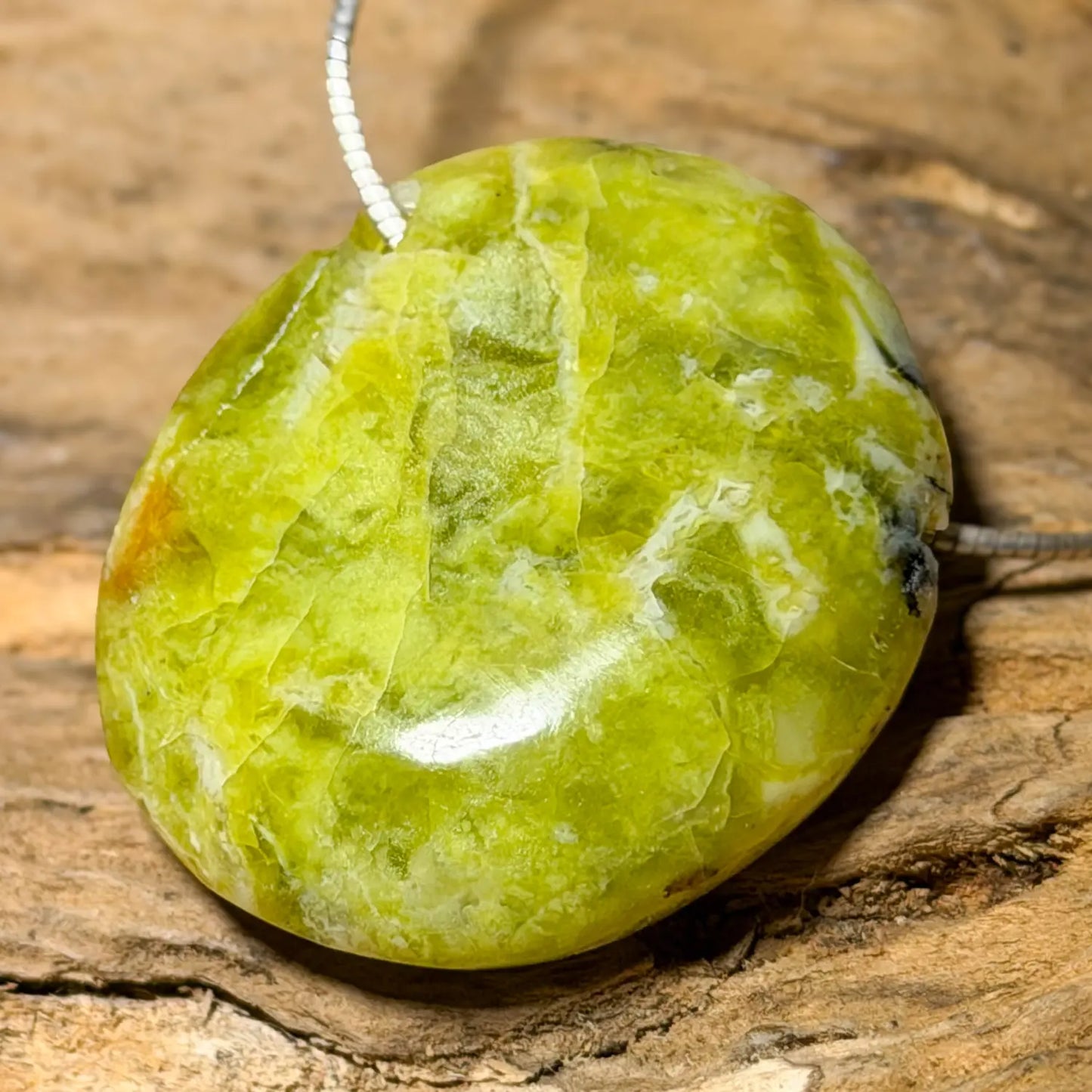 chlor-opal-edelstein-schmuck-ketten-anhaenger-heilstein-trommelstein