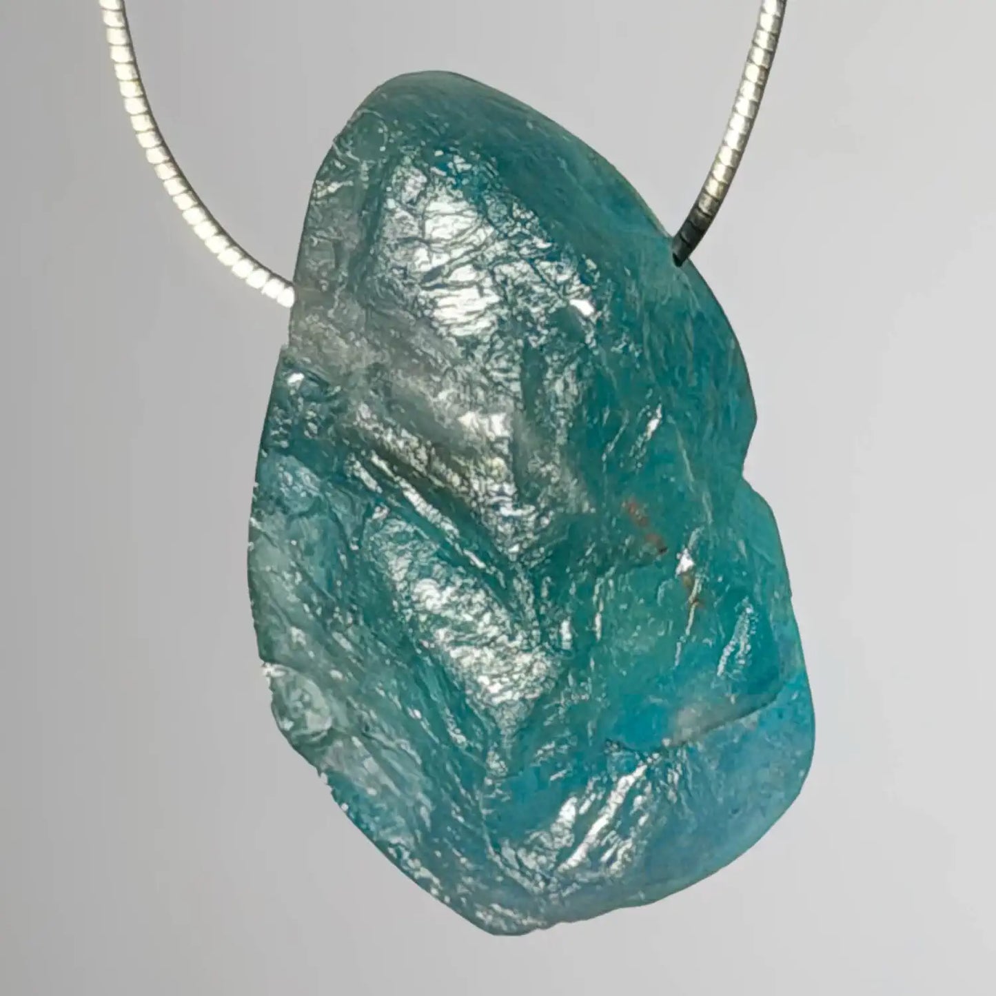 fluorit-blau-edelstein-trommelstein-heilstein-schmuck-ketten-anhaenger-seelensteinchen-020626-2
