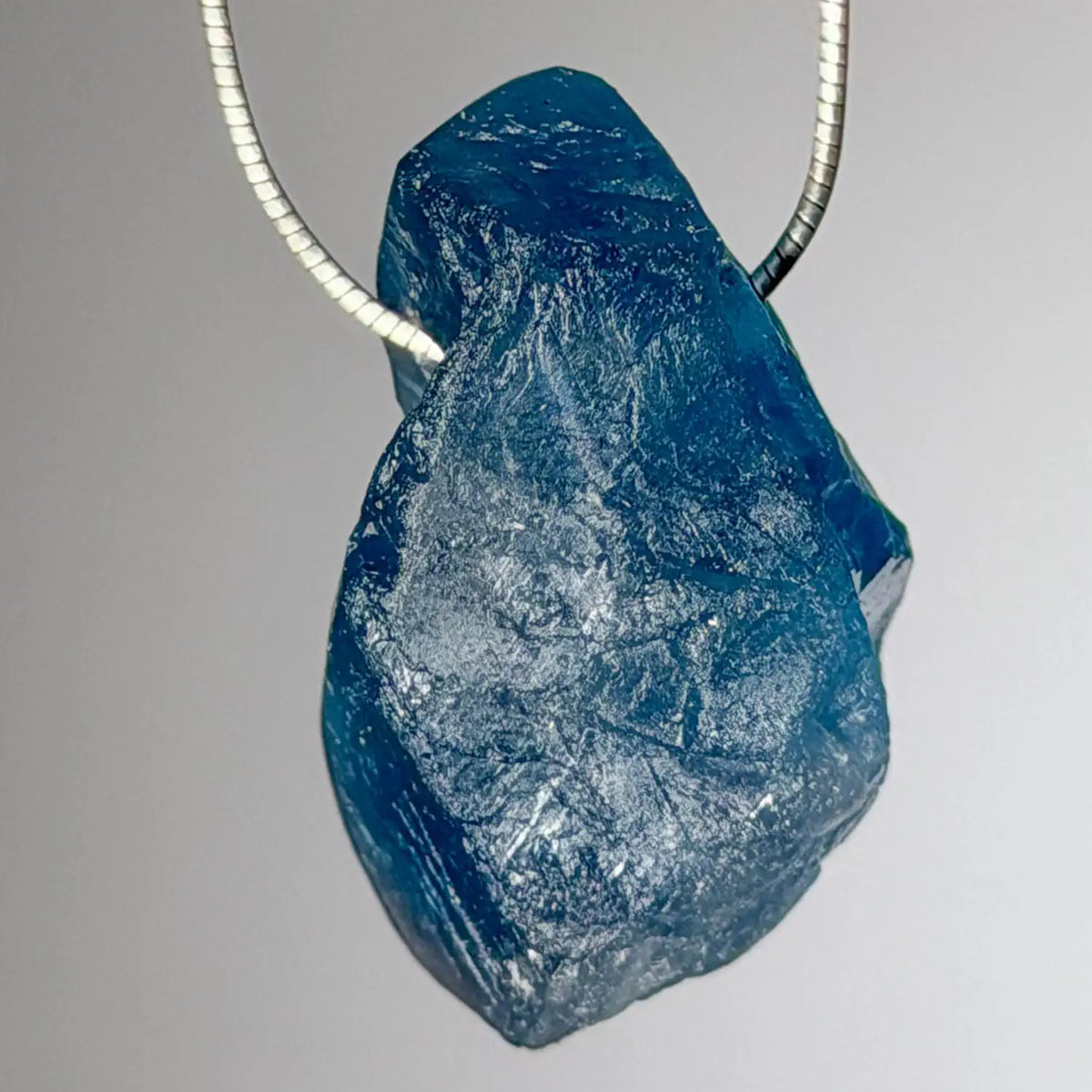 fluorit-edelstein-schmuck-ketten-anhaenger-collier-trommelstein-seelensteinchen-060826