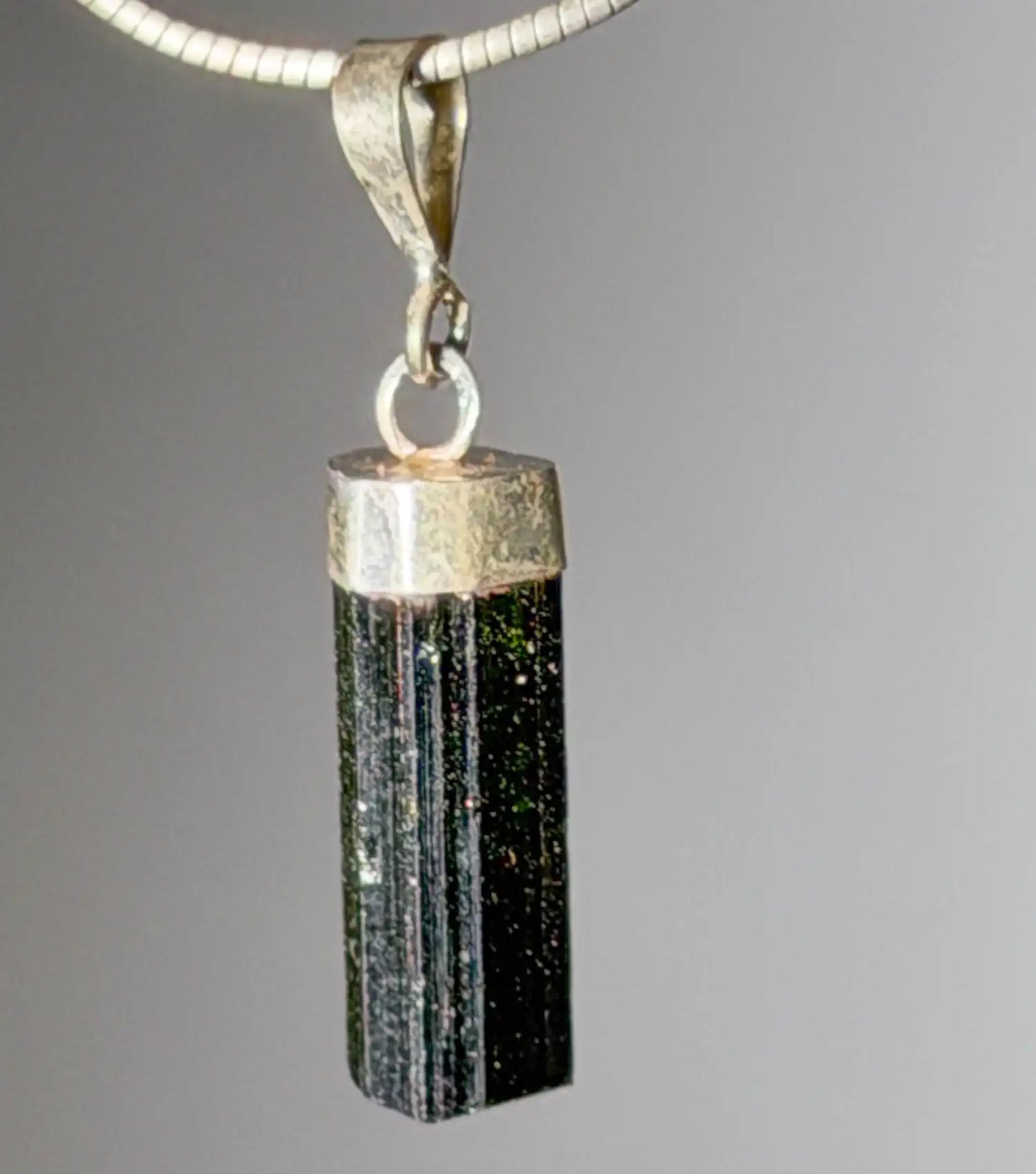 gruener-turmalin-edelstein-trommelstein-schmuck-ketten-anhaenger-heilstein-010726