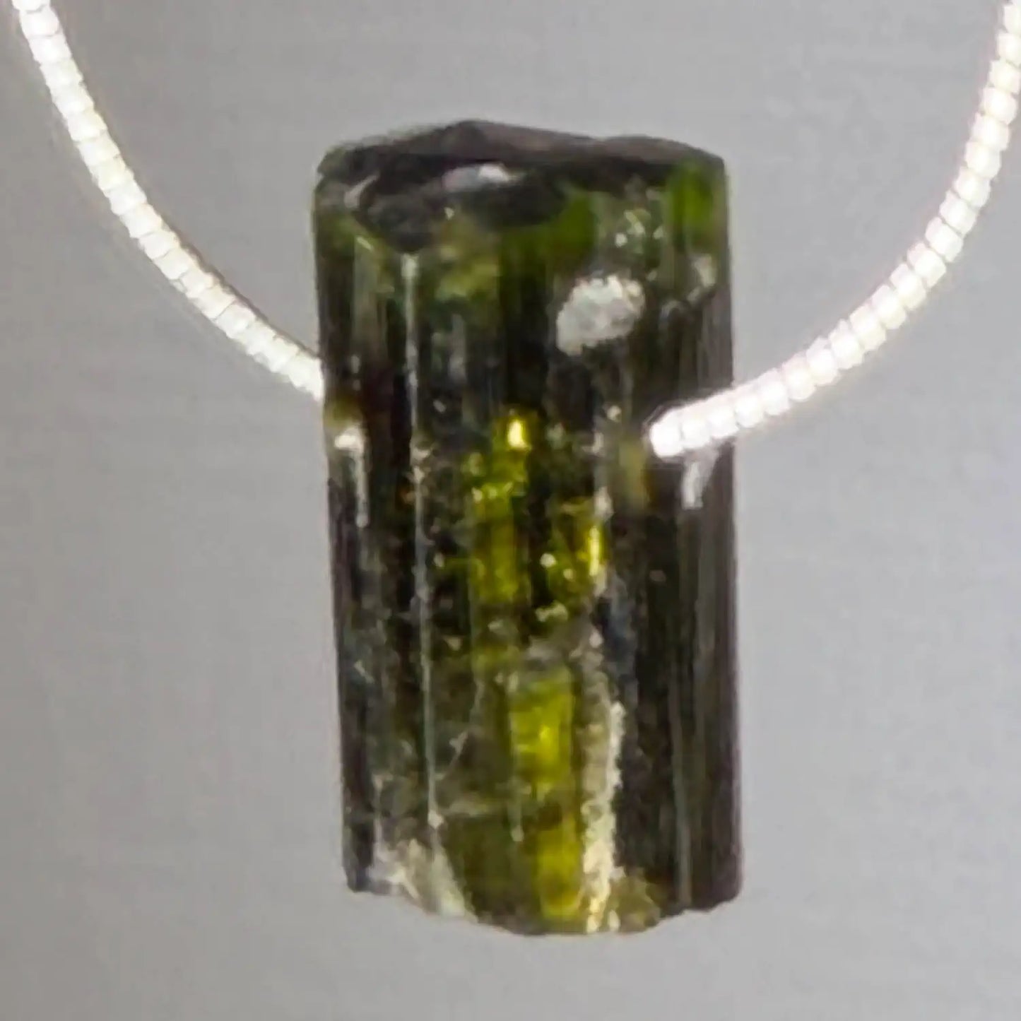 gruener-turmalin-verdigolith-edelstein-schmuck-ketten-anhaenger-trommelstein-heilstein-seelensteinchen-120626-3