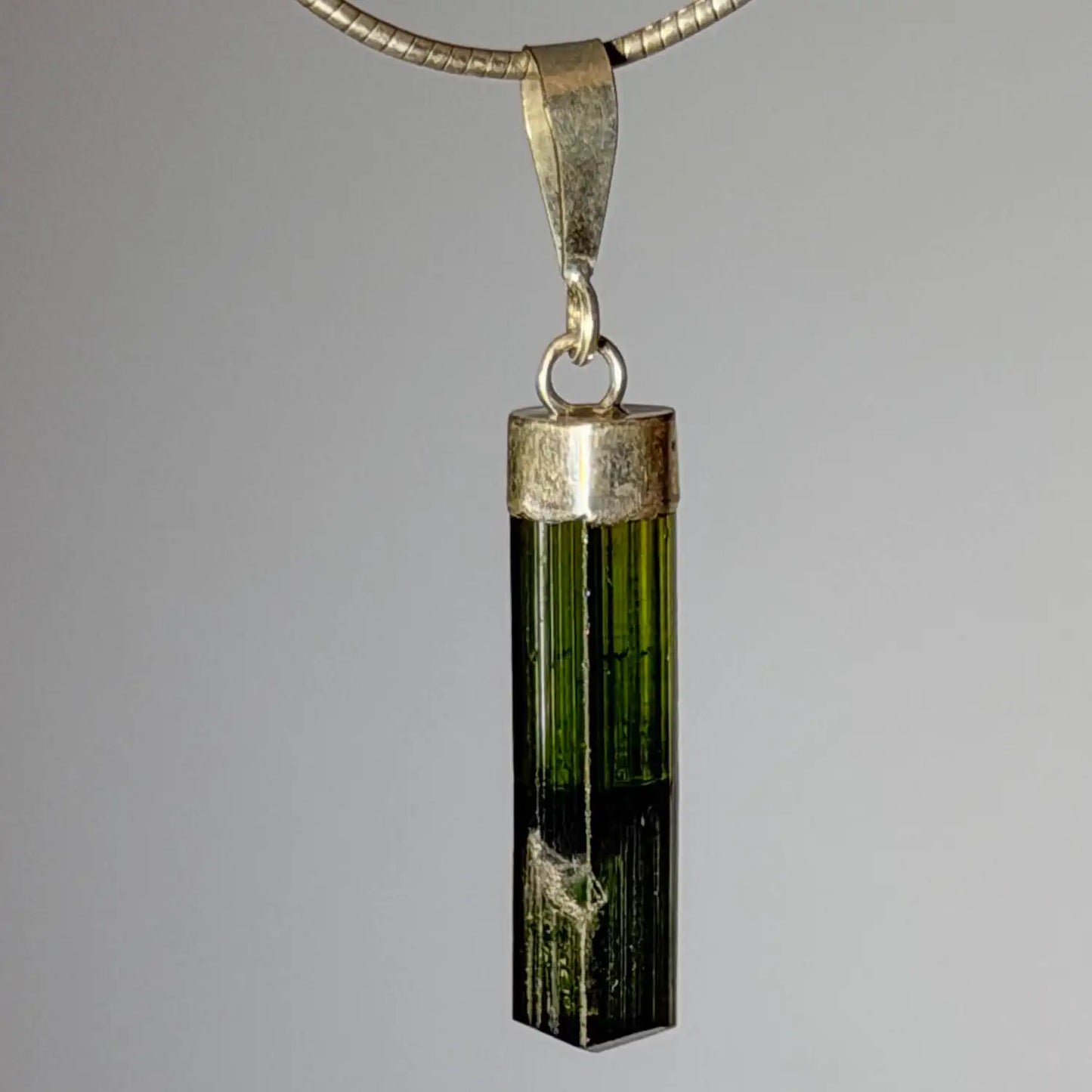 gruener-turmalin-verdigolith-edelstein-trommelstein-schmuck-ketten-anhaenger-heilstein-080726