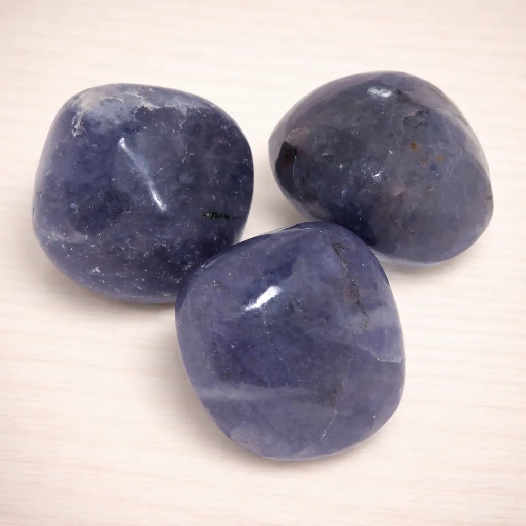 iolith-edelstein-trommelstein-handschmeichler-entspannung-massage-chakra-seelensteinchen