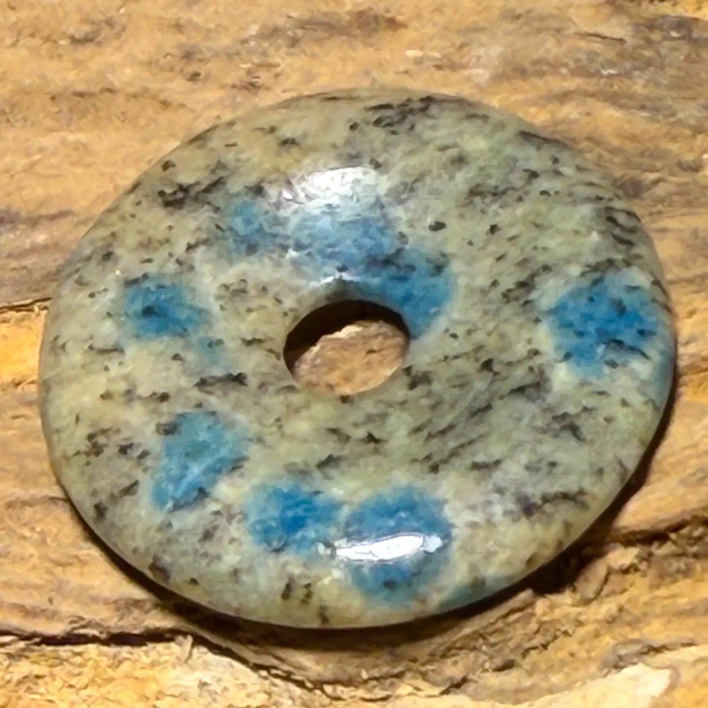 k2-azurit-edelstein-donut-pi-scheibe-schmuck-ketten-anhaenger-heilstein-seelensteinchen-160426