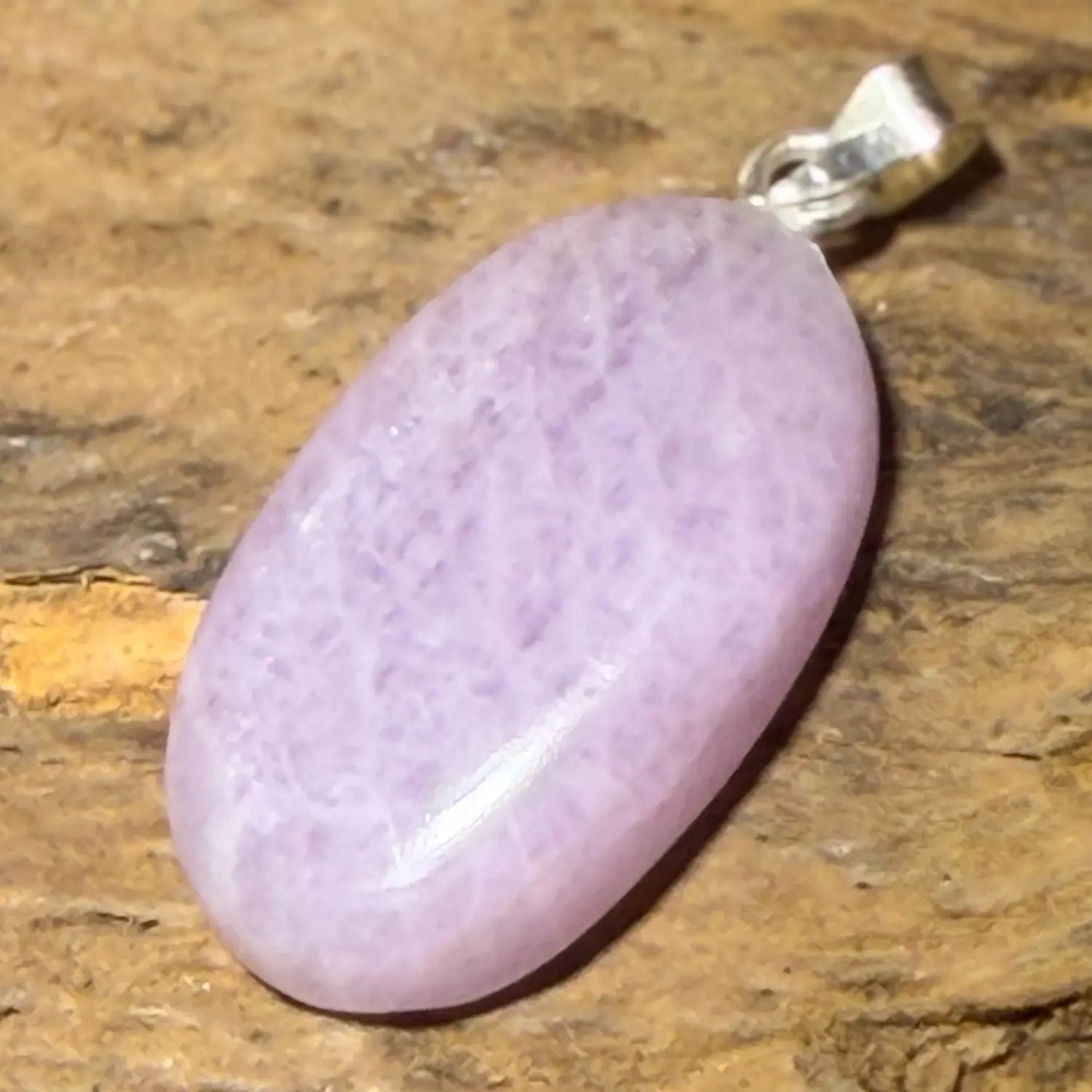 kunzit-cabochon-silber-schmuck-ketten-anhaenger-edelstein-heilstein-seelensteinchen