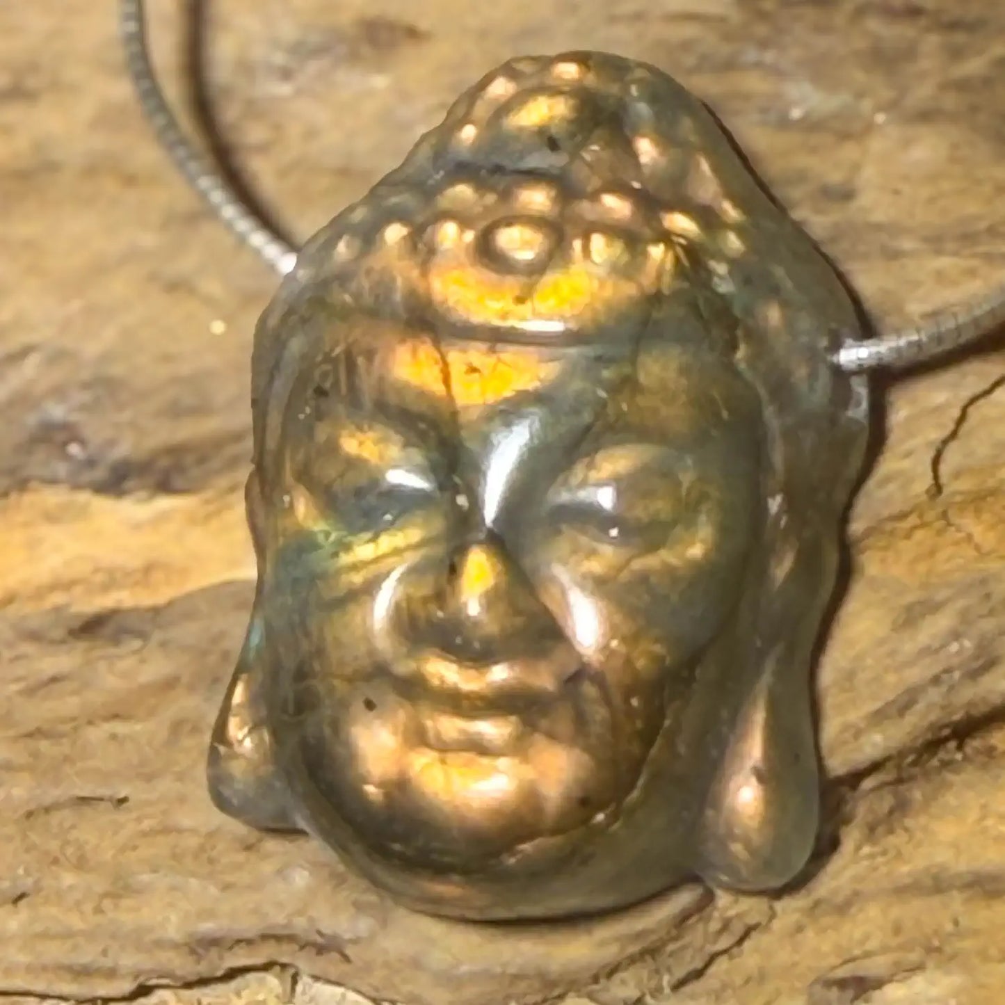 labradorit-buddha-edelstein-trommelstein-schmuck-ketten-anhaenger-heilstein-010726-3