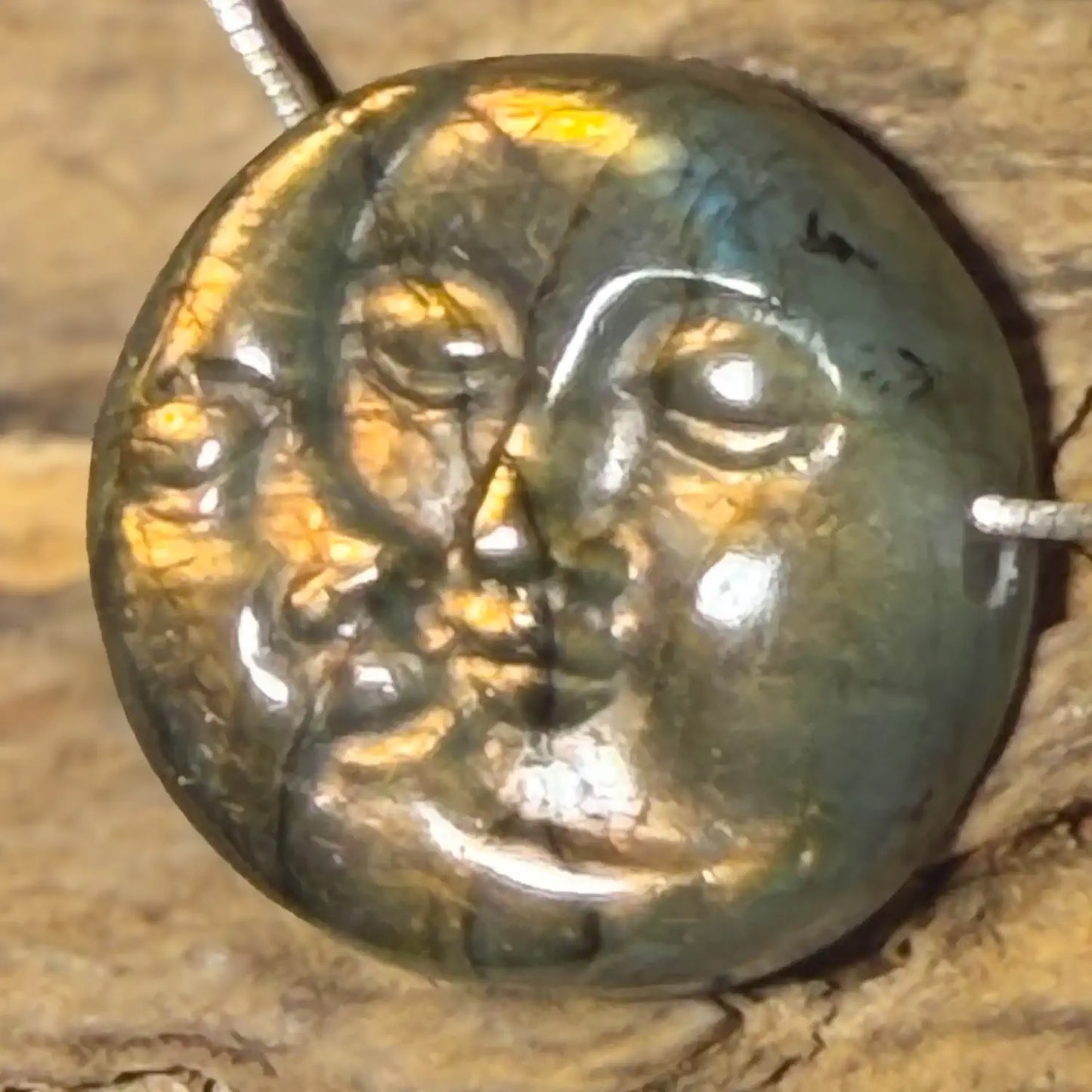 labradorit-sonne-mond-edelstein-trommelstein-schmuck-ketten-anhaenger-heilstein-010726-2