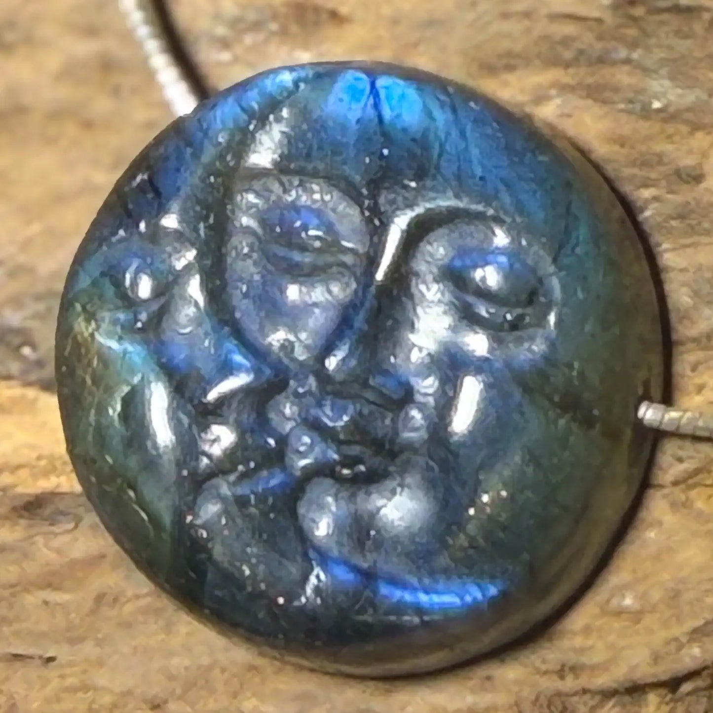 labradorit-sonne-mond-edelstein-trommelstein-schmuck-ketten-anhaenger-heilstein-010726