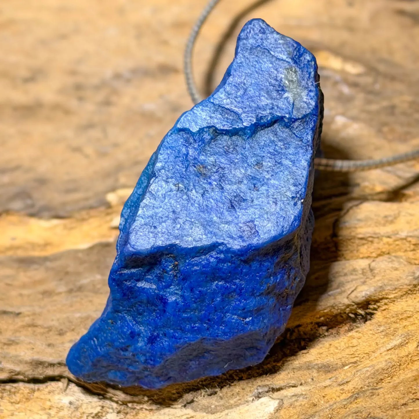 lapislazuli-edelstein-schmuck-ketten-anhaenger-trommelstein-seelensteinchen-060426