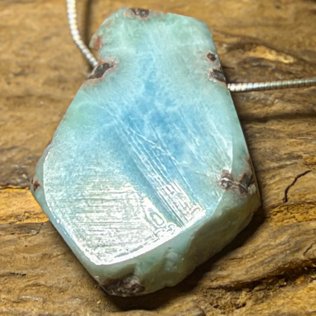 larimar-edelstein-schmuck-ketten-anhaenger-trommelstein-heilstein-270926-5