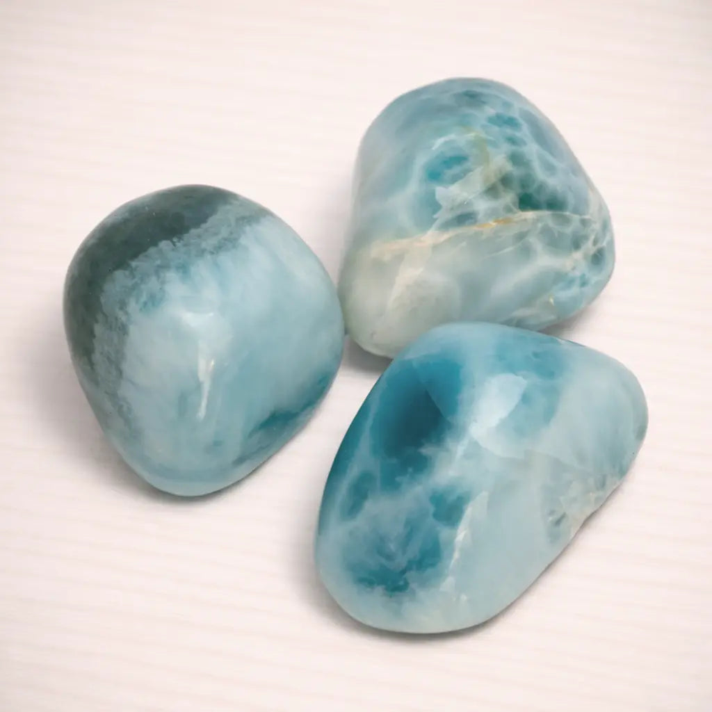 larimar-edelstein-trommelstein-handschmeichler-entspannung-massage-chakra-seelensteinchen