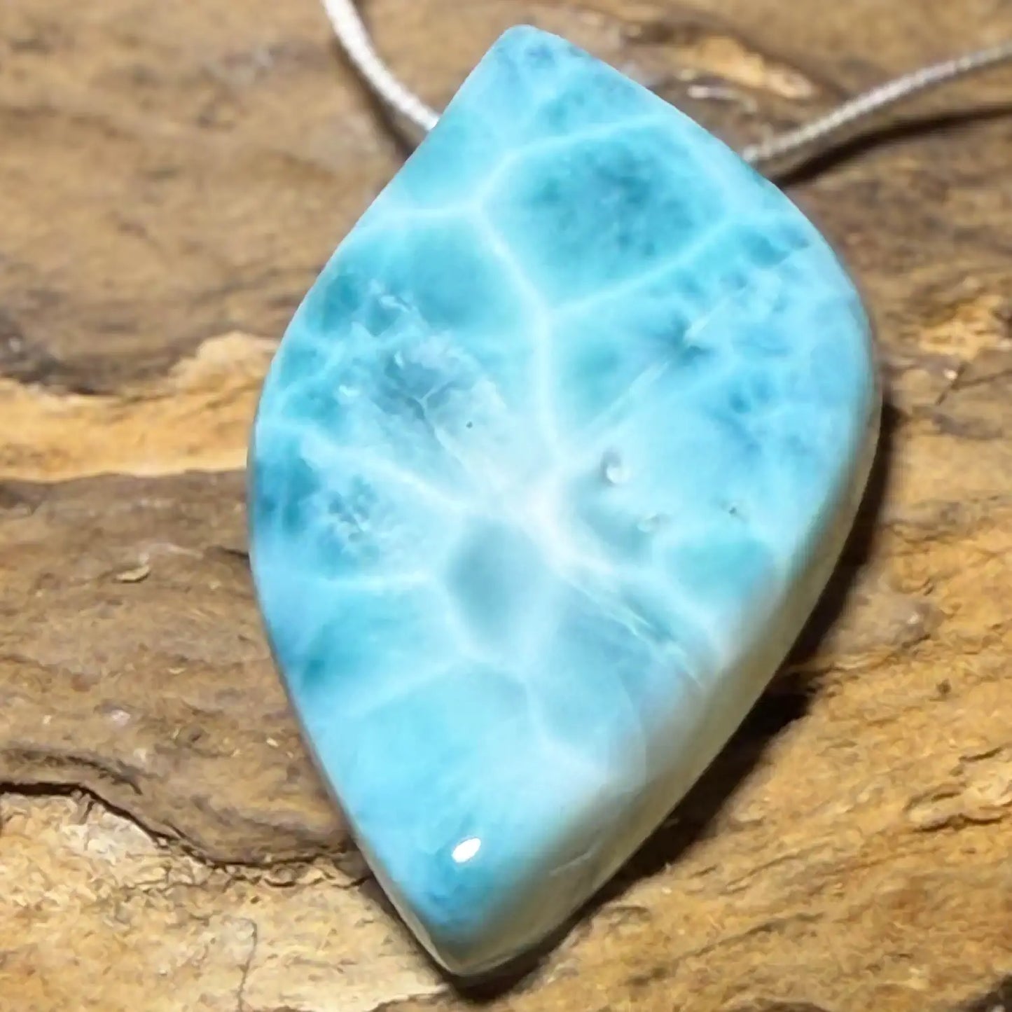 larimar-edelstein-trommelstein-schmuck-anhaenger-kette-collier-heilstein-200826-3
