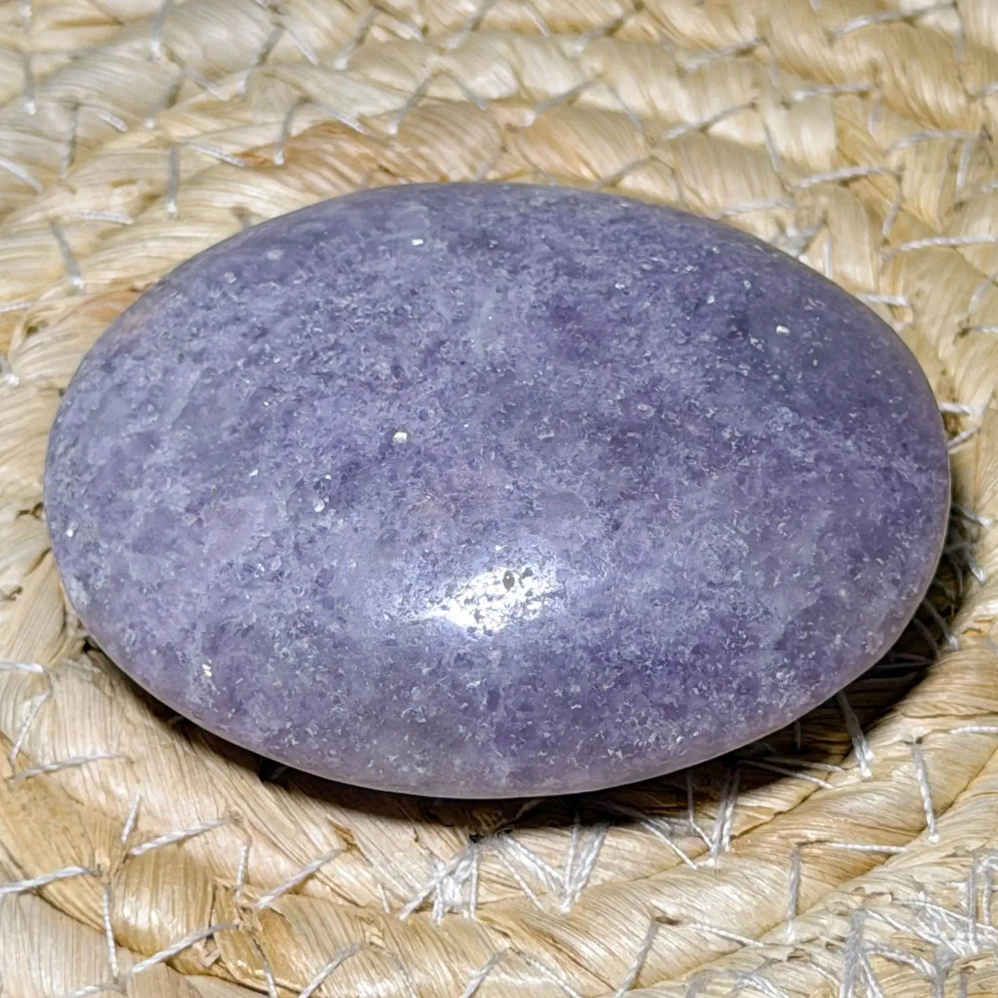 lepidolith-edelstein-handschmeichler-mineralien-heilstein-massage-wellness-200726