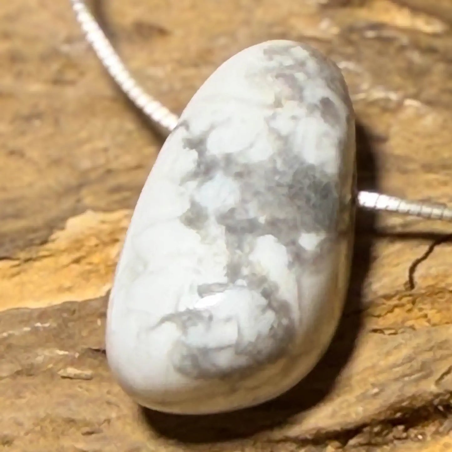 magnesit-edelstein-schmuck-ketten-anhaenger-collier-trommelstein-seelensteinchen-060826