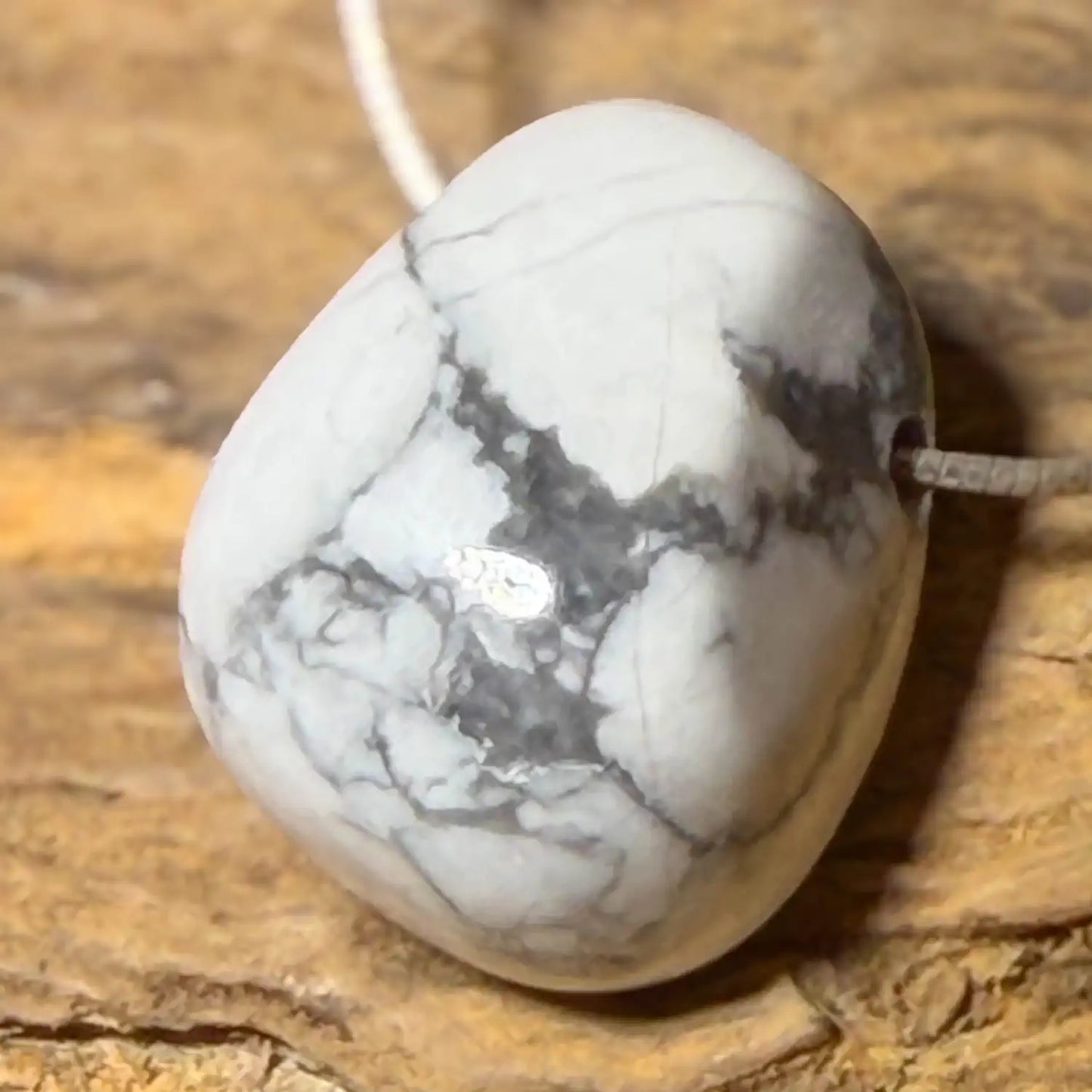 magnesit-edelstein-schmuck-ketten-anhaenger-heilstein-trommelstein-energie-seelensteinchen-300426