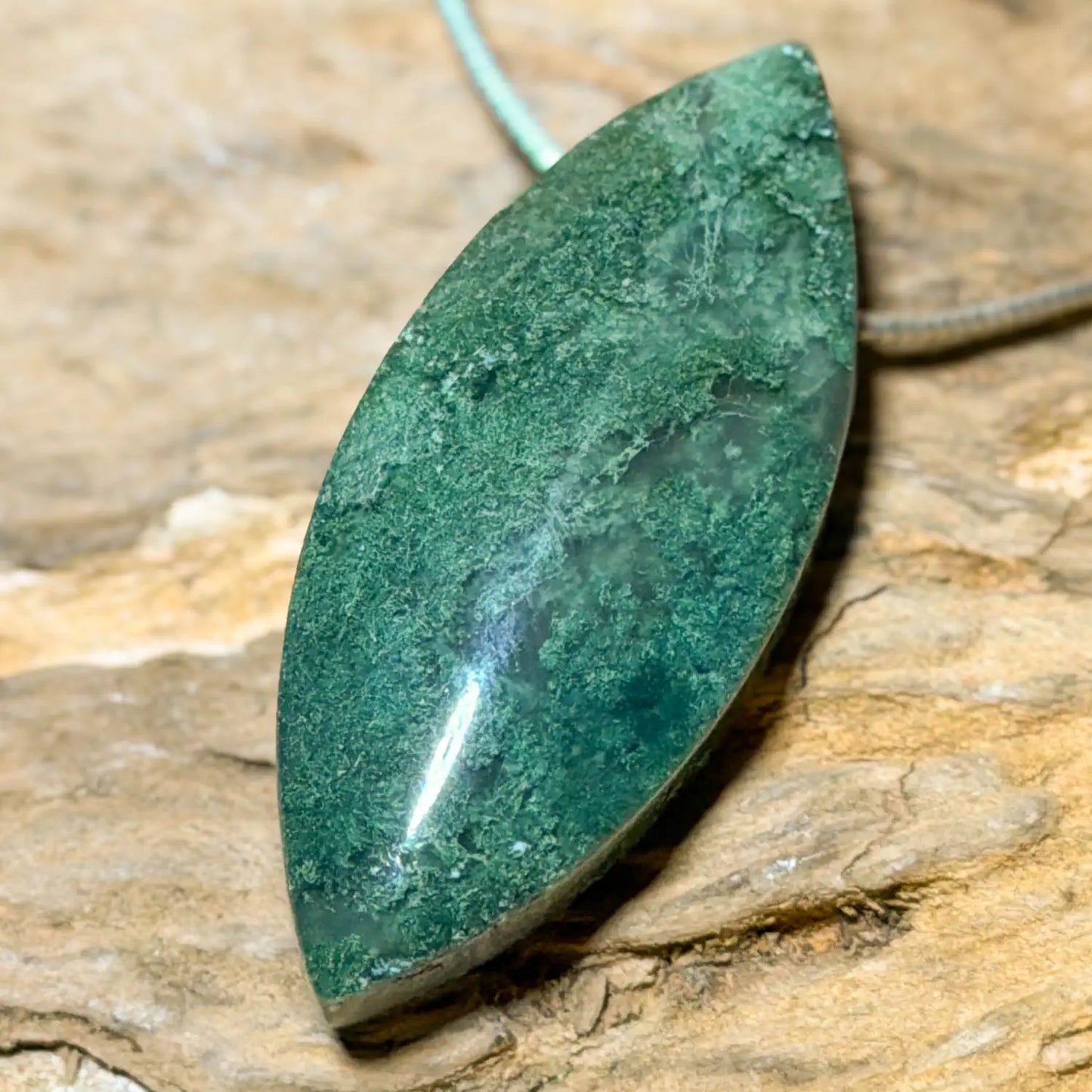 moosachat-edelstein-schmuck-ketten-anhaenger-trommelstein-heilstein-220526