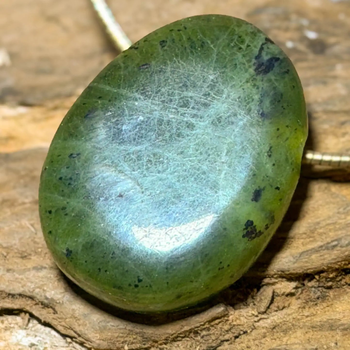 nephrit-jade-edelstein-schmuck-ketten-anhaenger-trommelstein-heilstein-180526