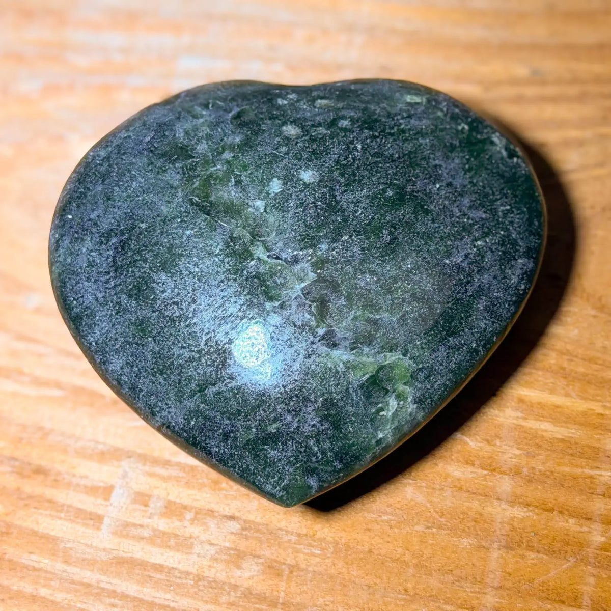 nephrit-jade-herz-edelstein-handschmeichler-massage-heilstein-031026