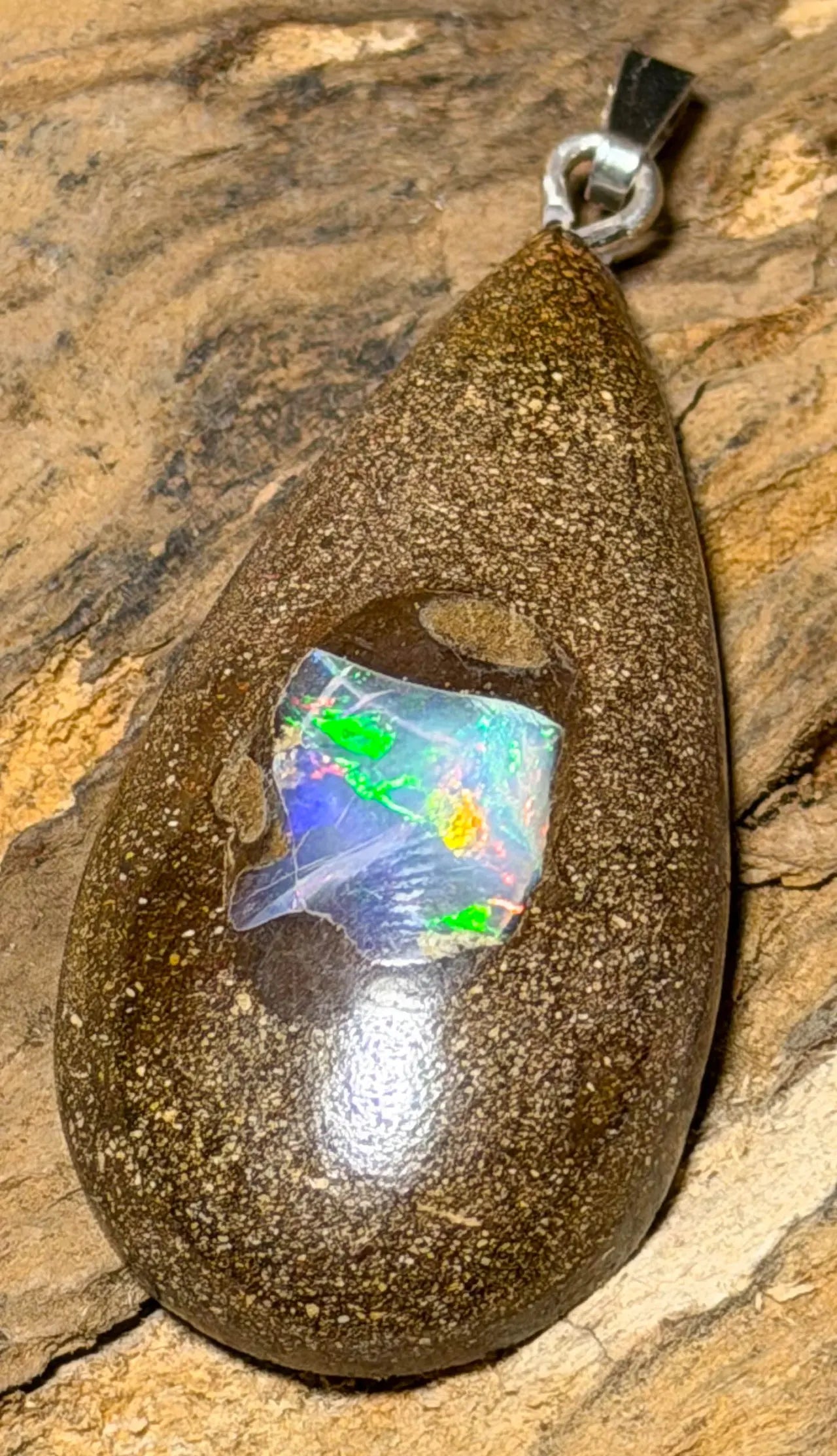 Opal küsst Opal – Anhänger aus australischer Opalmatrix mit Welo-Opal - #7439 - seelensteinchen