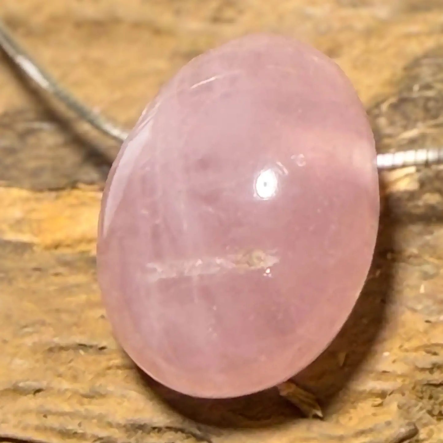 rosenquarz-edelstein-schmuck-ketten-anhaenger-collier-trommelstein-seelensteinchen-040826