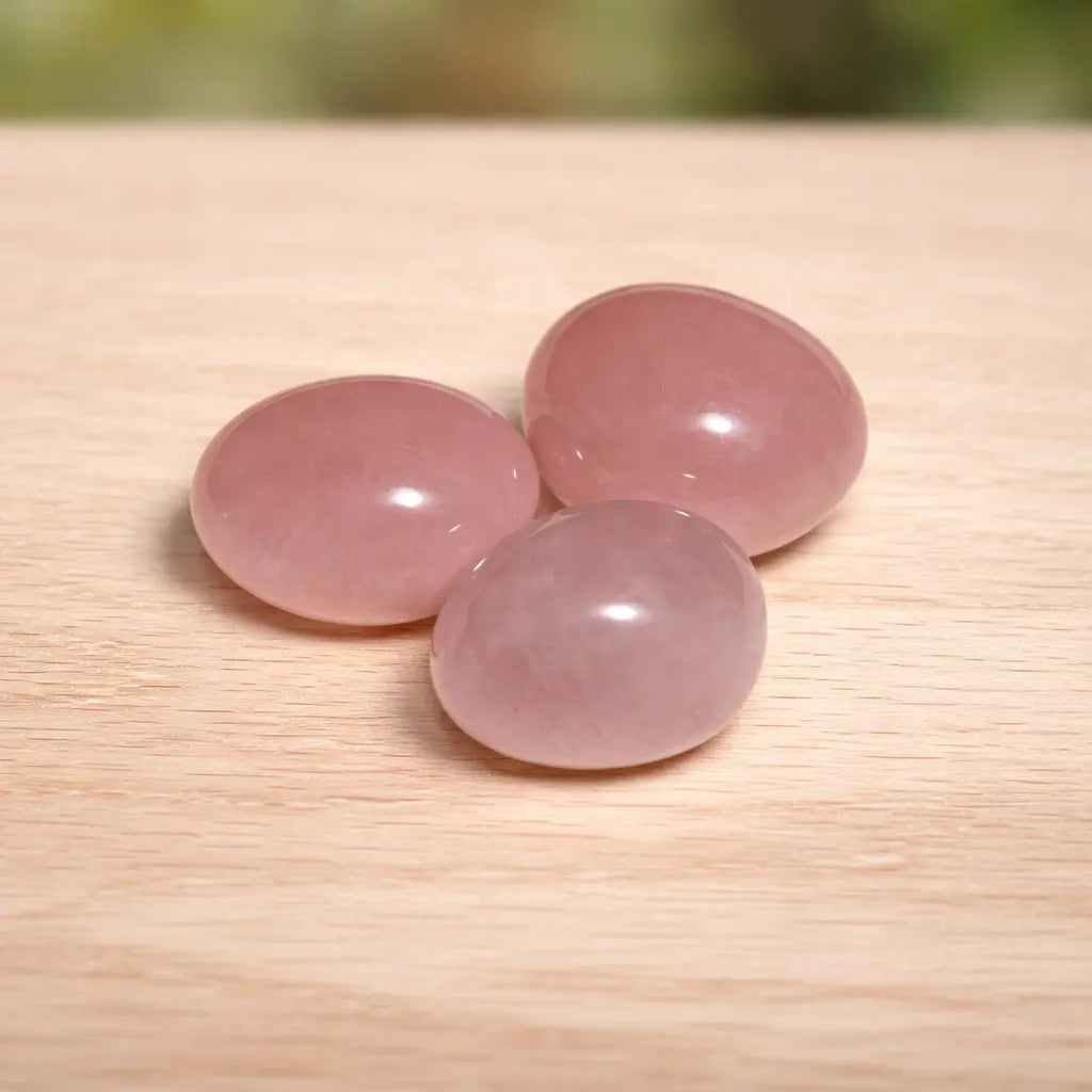 rosenquarz-edelstein-trommelstein-handschmeichler-entspannung-massage-chakra-seelensteinchen