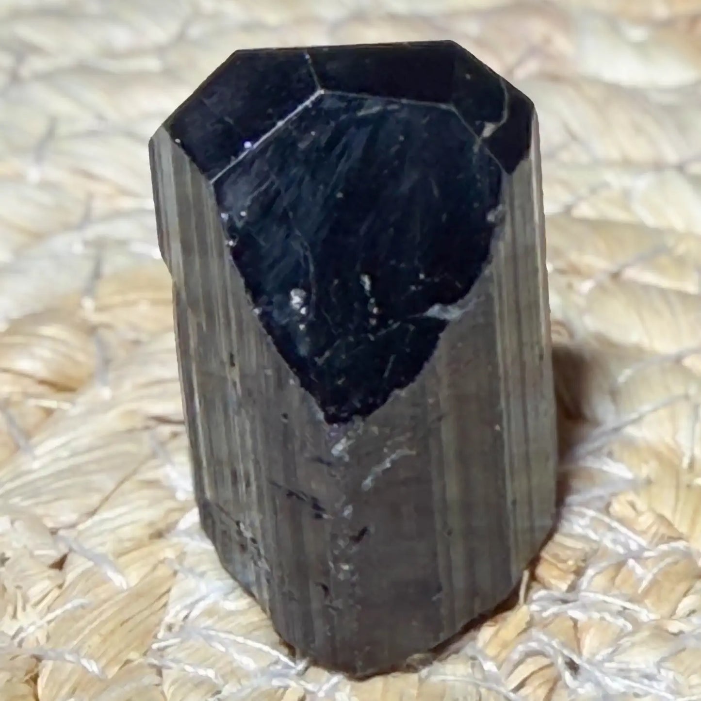 schwarzer-turmalin-edelstein-kristall-heilstein-handschmeichler-080726