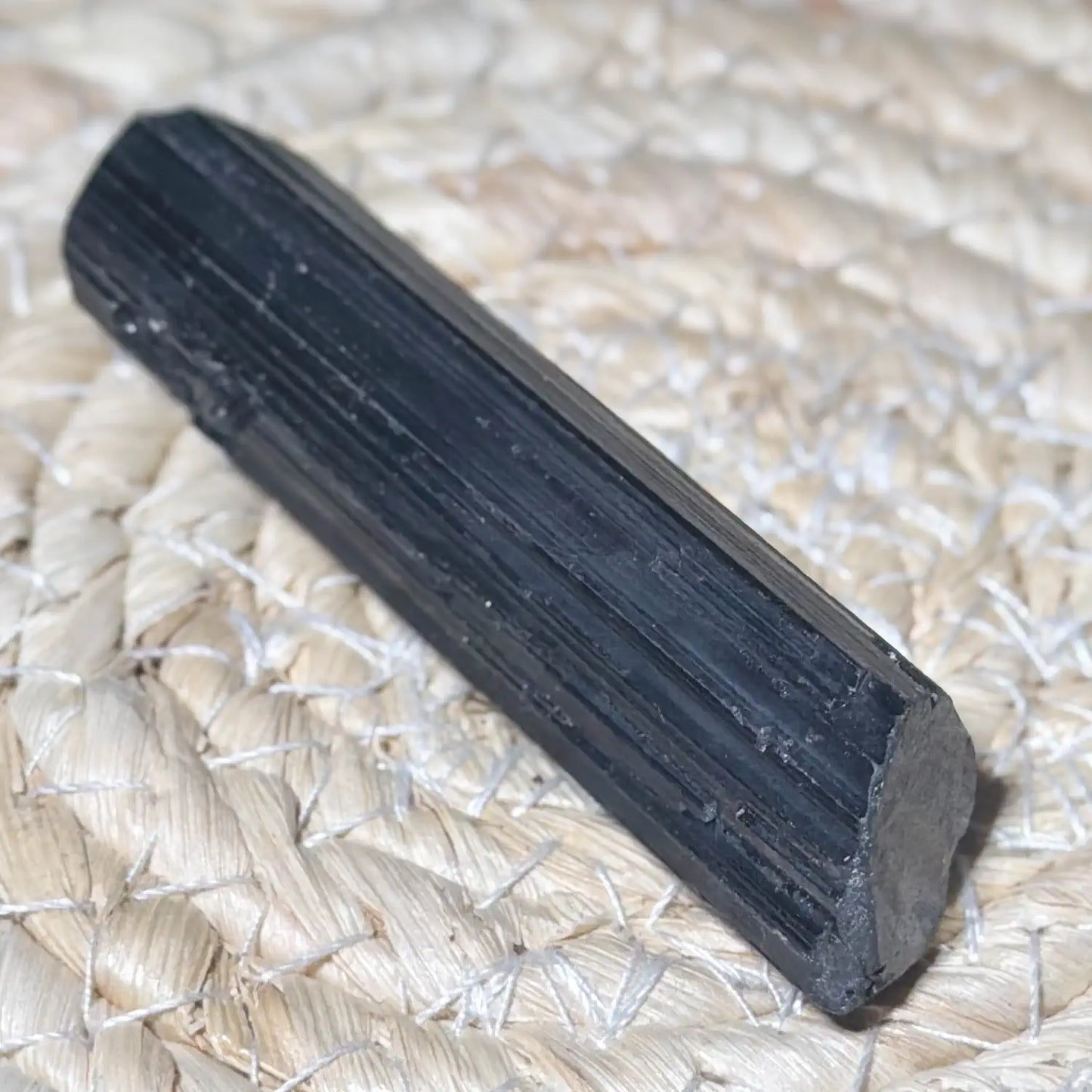 schwarzer-turmalin-schoerl-edelstein-mineralien-schutz-heilstein-seelensteinchen-020626-2