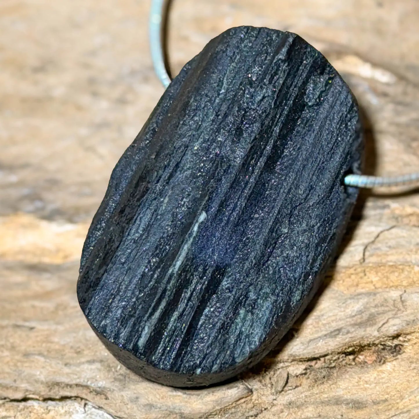 schwarzer-turmalin-schoerl-edelstein-schmuck-ketten-anhaenger-heilstein-trommelstein-seelensteinchen-120526-3