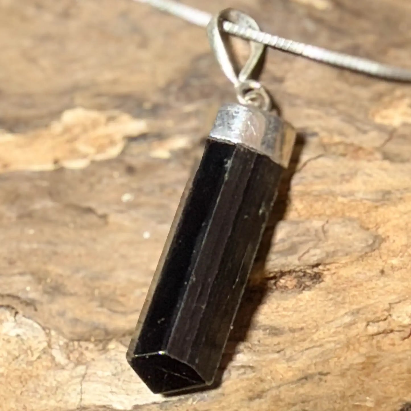 schwarzer-turmalin-schoerl-edelstein-schmuck-ketten-anhaenger-heilstein-trommelstein-seelensteinchen-120526-5