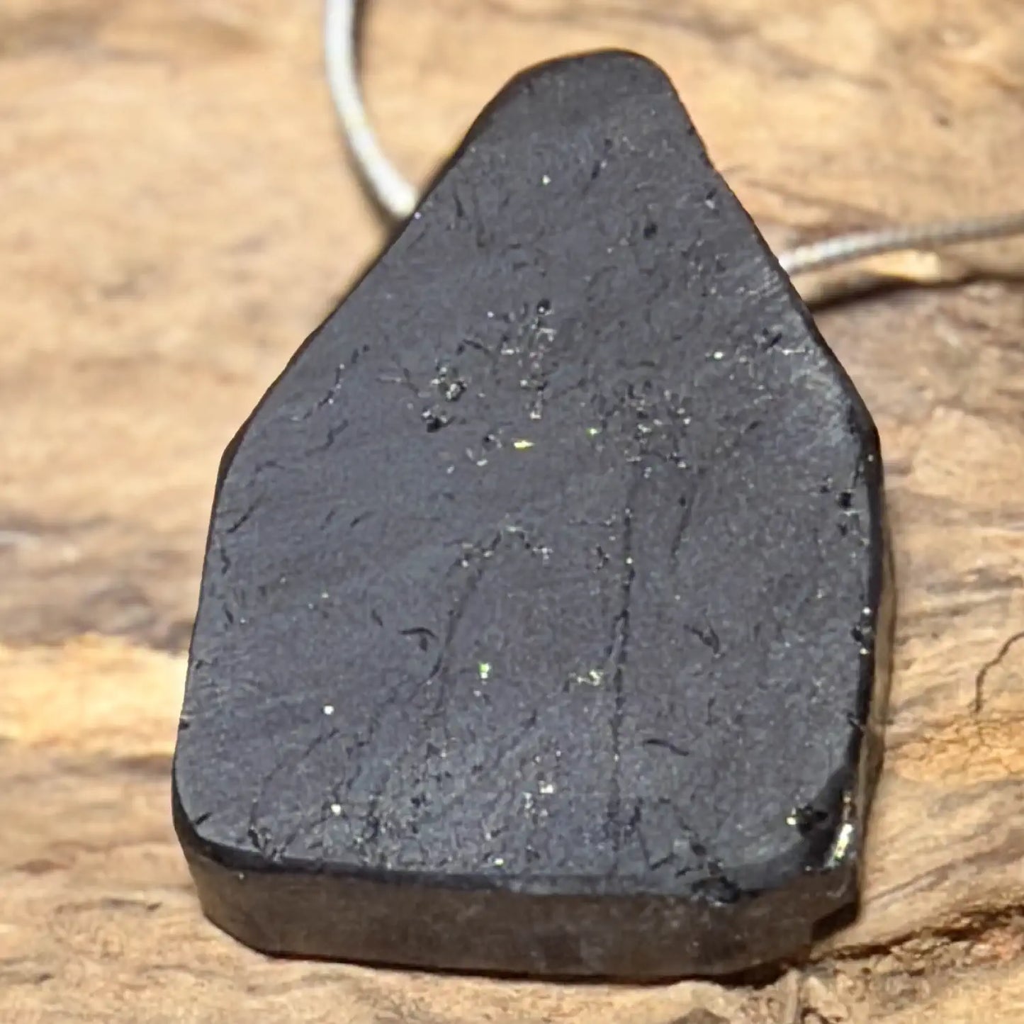schwarzer-turmalin-schoerl-edelstein-trommelstein-heilstein-schmuck-ketten-anhaenger-seelensteinchen-020626