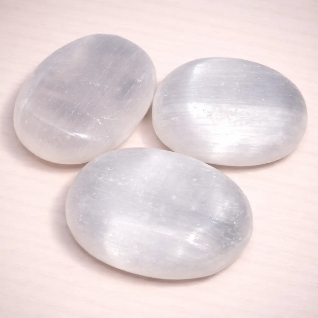 selenit-edelstein-scheibenstein-handschmeichler-entspannung-massage-chakra-seelensteinchen