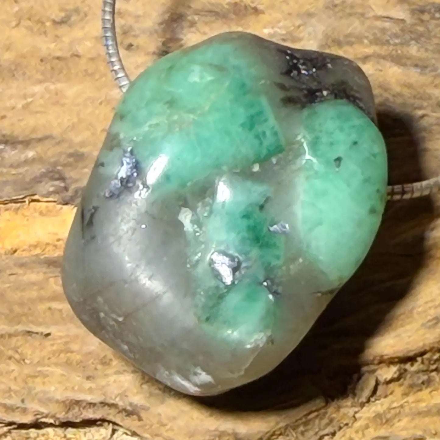 smaragd-edelstein-schmuck-ketten-anhaenger-heilstein-trommelstein-seelensteinchen-080426