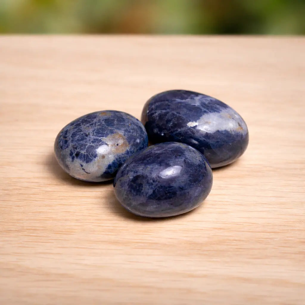 sodalith-edelstein-trommelstein-handschmeichler-entspannung-massage-chakra-seelensteinchen