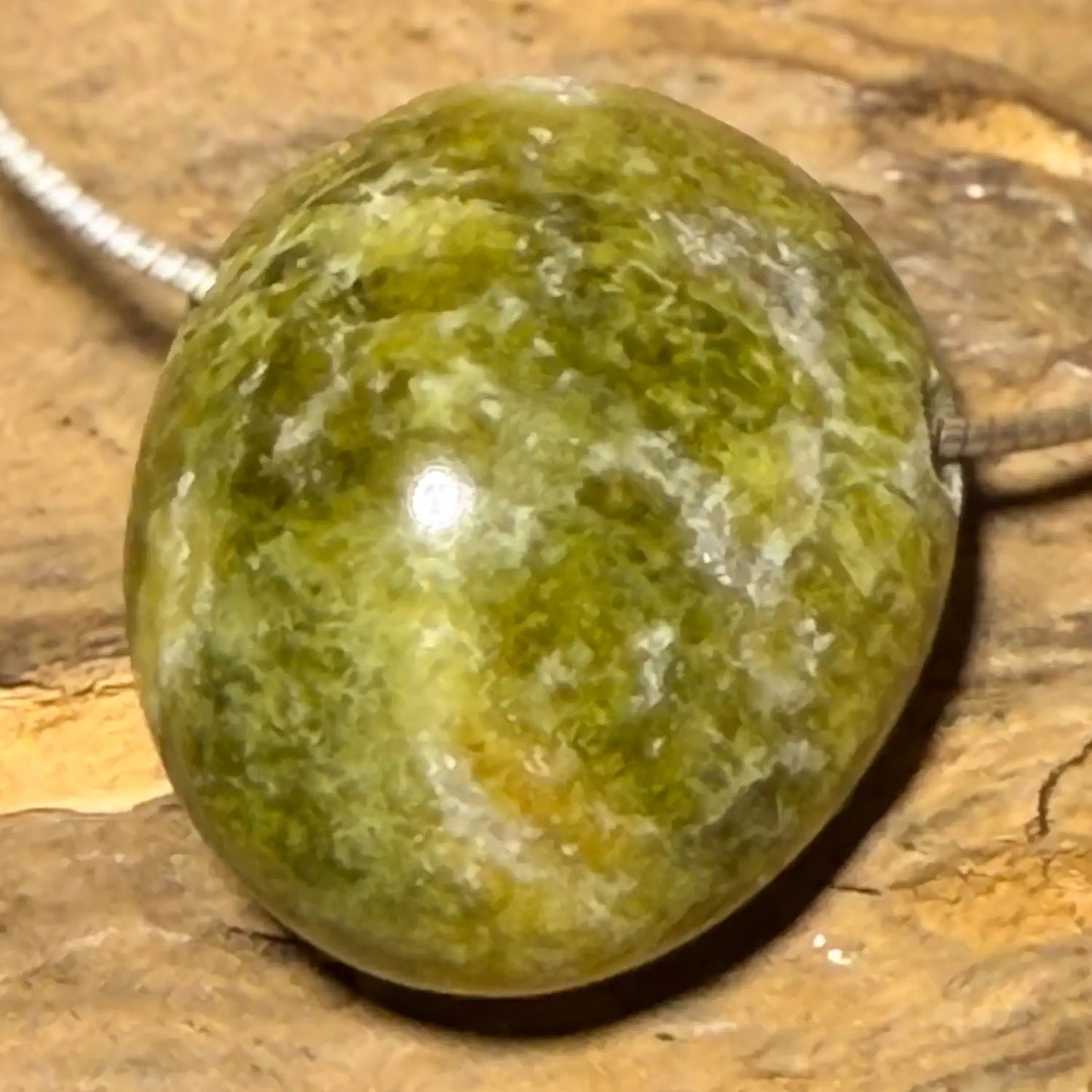 vesuvianit-edelstein-schmuck-ketten-anhaenger-trommelstein-heilstein-seelensteinchen-120626