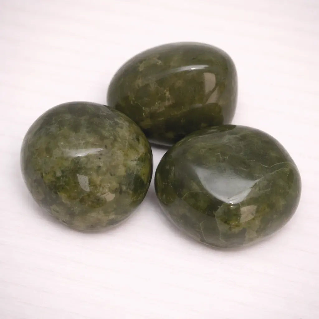vesuvianit-edelstein-trommelstein-handschmeichler-entspannung-massage-chakra-seelensteinchen