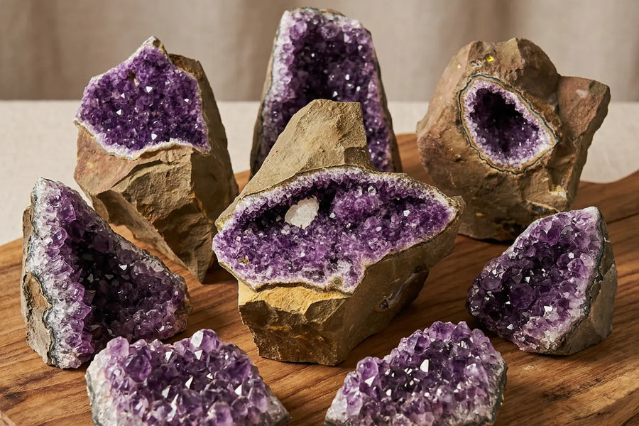 Amethystdrusen in Rock – natürliche Amethyst Kristalle im Gestein