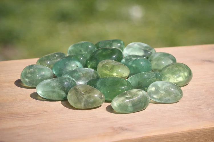 fluorit-edelstein-trommelstein-handschmeichler-schmuck-seelensteinchen