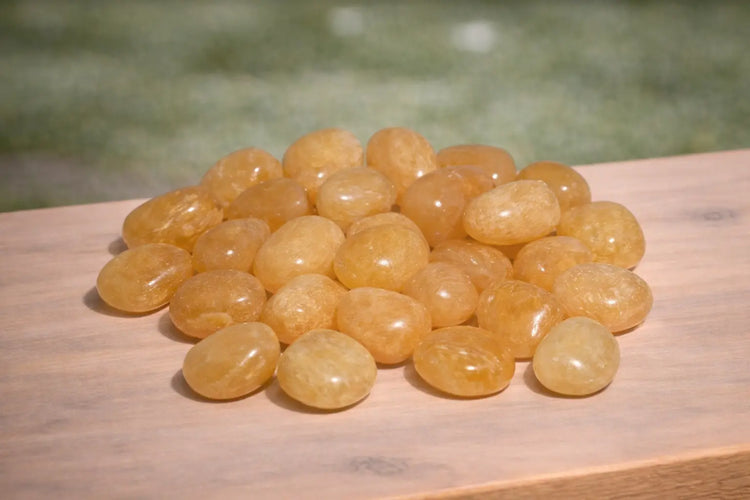calcit-edelstein-trommelstein-handschmeichler-schmuck-anhaenger-seelensteinchen